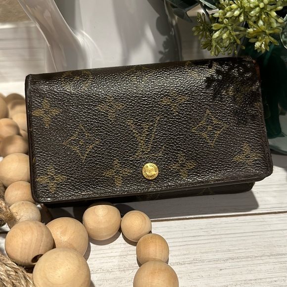 🌟VINTAGE LOUIS VUITTON SARAH WALLET🌟 - Picture 1 of 9